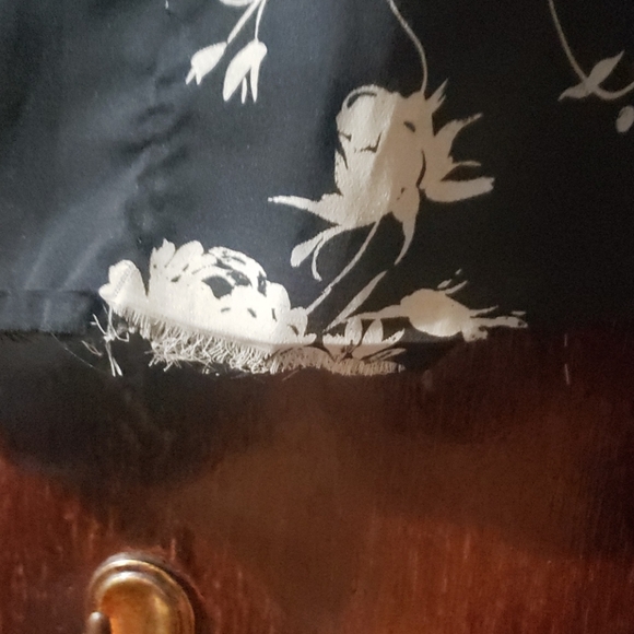 The limited v neck form fitting summer dress - Picture 4 of 4